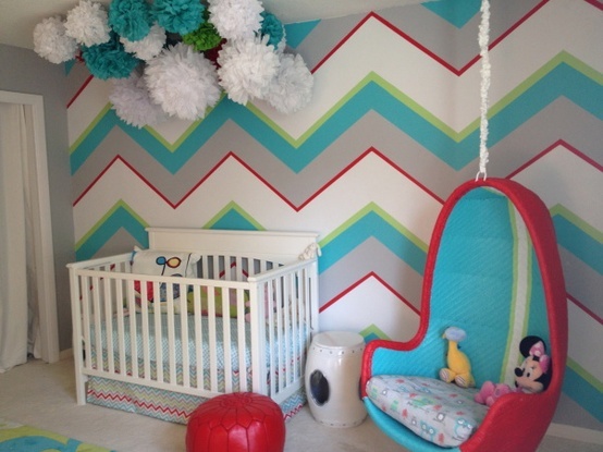 babyzimmer dekorieren chevron muster wand pompoms babyblau