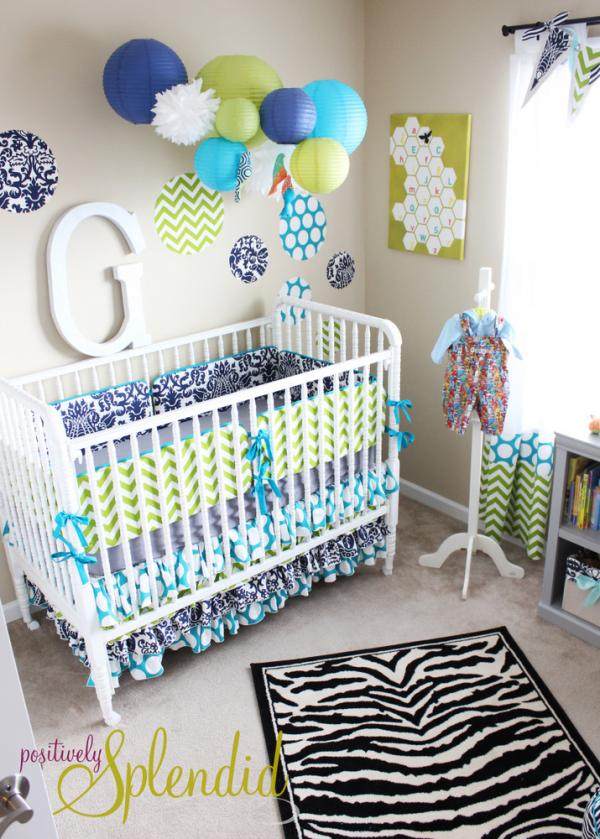 babyzimmer dekorieren junge papierlampen weißes babybett grün blau
