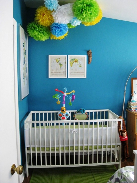 babyzimmer gestalten pompoms blaue wandfarbe weißes babybett