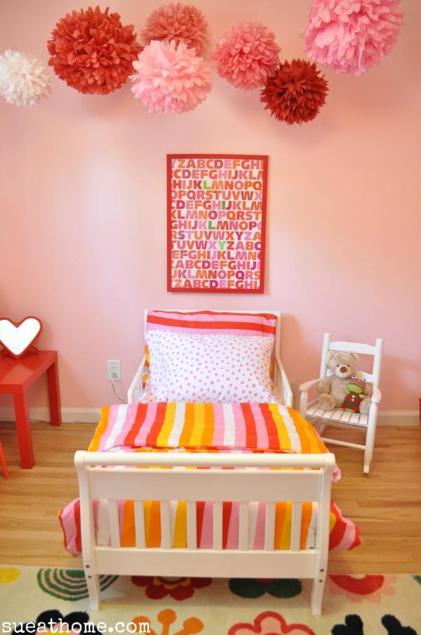 babyzimmer dekorieren rosa ideen pompoms blumen teppich
