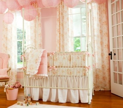 babyzimmer dekorieren rosa romantisch papier laternen babybett vorhaenge