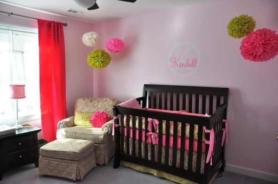 babyzimmer dekorieren rosa wandfarbe pompoms name