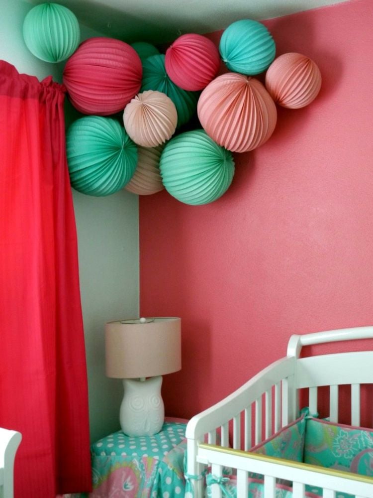babyzimmer dekorieren verspielt design laternen papier gruen pink rosa
