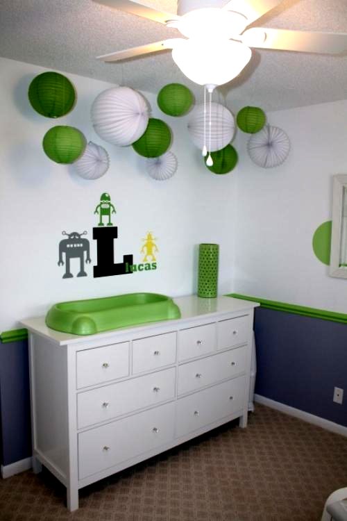 babyzimmer junge weiß grün papierlaternen über wickeltisch