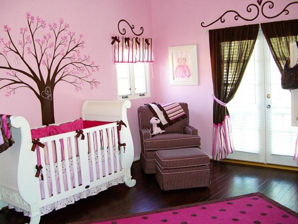 babyzimmer rosa braun gardinen fenster wanddeko baum