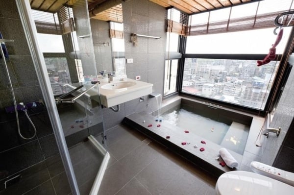 das moderne badezimmer mit wellness ambiente glas duschkabine amy