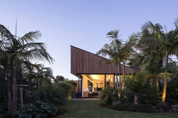 familienhaus mit elegantem design palmen