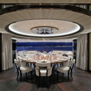 exklusive-luxus-yachten-KAHALANI-deckengestaltung-panoramablick