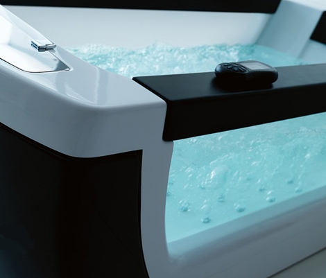 freistehende badewanne mit trandsparentem design detail