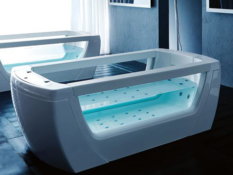 freistehende badewanne mit trandsparentem design weiß