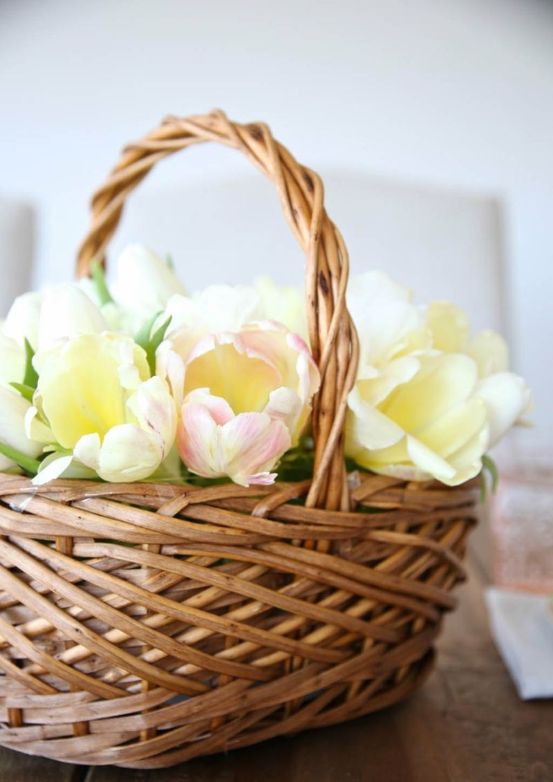 frühling deko ostern korb arrangement tulpen weiss rose
