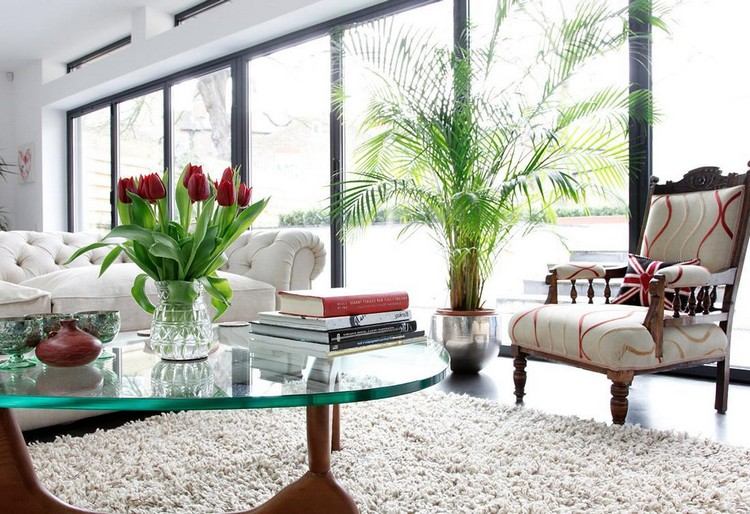fruehling-dekoration-wohnzimmer-palmen-tulpen-glasvase