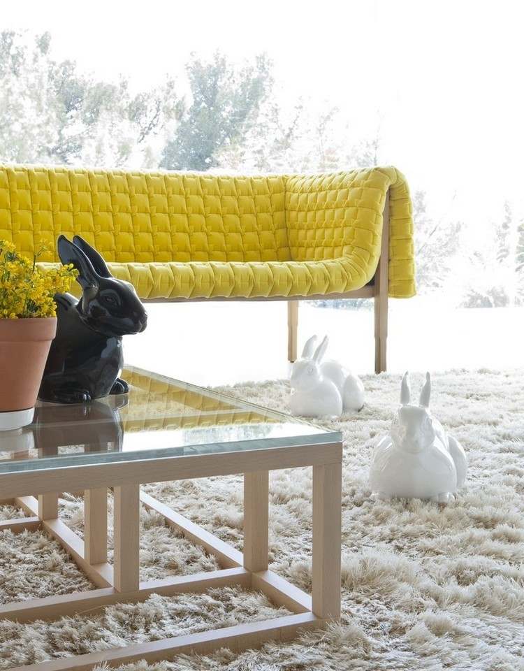 Frühling ins Haus bringen deko-wohnzimmer-sofa-gelber-bezug-shaggy-teppich-holz-glas-couchtisch-hasen-figuren