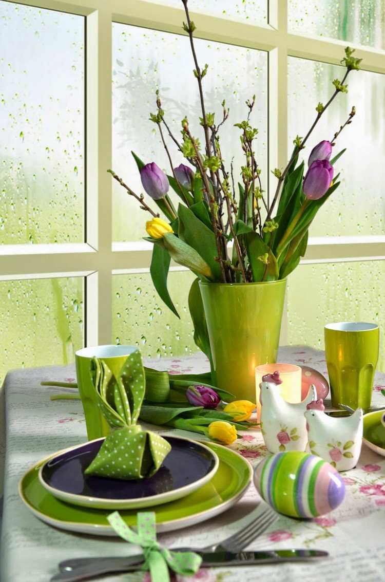 fruehling-tischdeko-gruenes-geschirr-set-vase-tulpen-zweige-gefaltete-serviette-hase