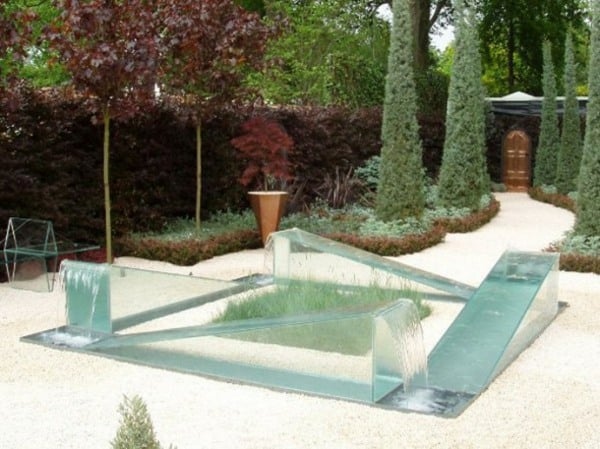 futuristischer minimalistischer Gartenbrunnen 