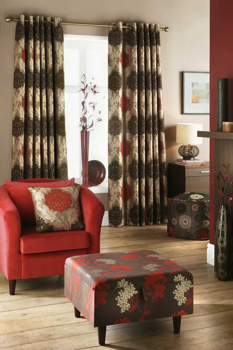gardinen für das wohnzimmer stilvoll vorhaenge muster dunkel farbe rot sessel