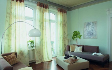 gardinen für das wohnzimmer transparent gelb pastell wandfarbe hellblau