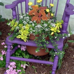 garten-dekoration-stühle-in-blumenkübel-verwandeln-lila