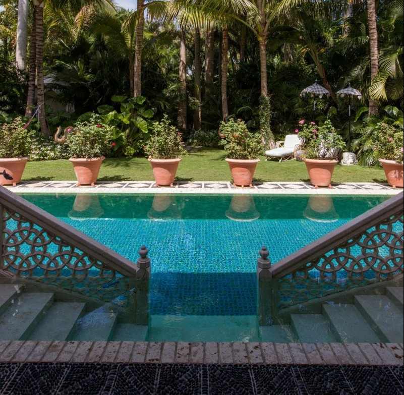 garten mit pool treppen orientalisch pflanzkuebel palmen romantisch