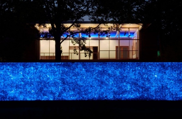 gartenmauer glas innen beleuchtung blau