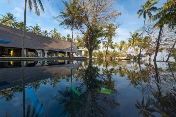 haus strand indonesien infinity pool