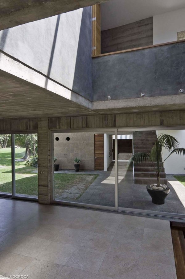 haus beton und glas mit modernem design glaswand