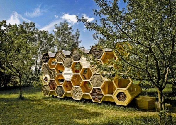 pavillon aus holz mit wabenform hexagonal