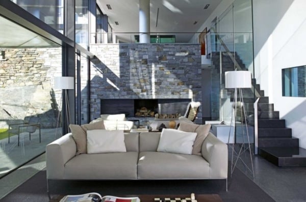 ideen moderne Wohnzimmer steinmauer glasfenster