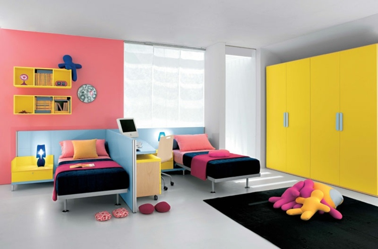 kinderzimmer für zwei bunt-farben-gelb-rosa-raumteiler-schreibtisch