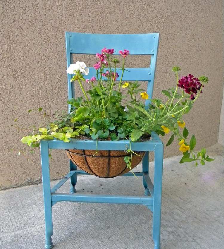 Kreative Garten Dekoration alter-stuhl-blau-streichen-kokosfasern-blumenampel