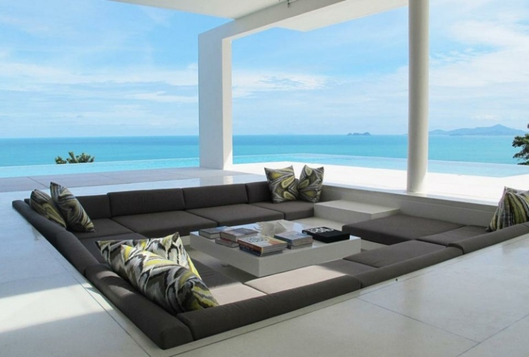 lounge möbel quadrat form wohnzimmer grau sitzpolster ausblick meer