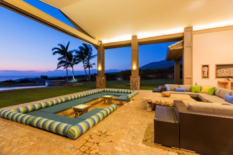 lounge möbel terrasse idee blau sitzpolster eingelassen streifen gruen