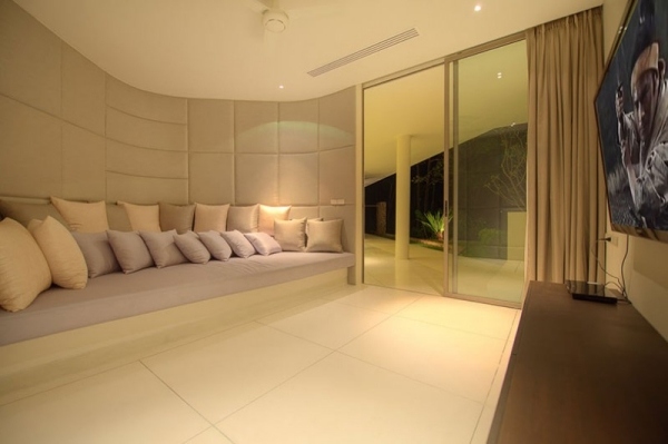 luxus ferienvilla mit innovativem architektur in thailand couch