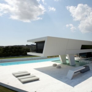 minimalistisches-haus-design-mit-geometrischen-formen-athen