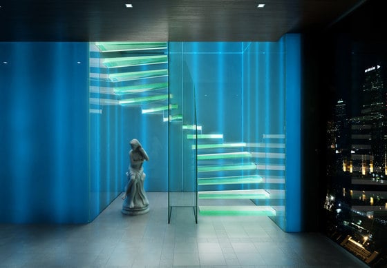 moderne Glastreppe mit integrierter Beleuchtung 