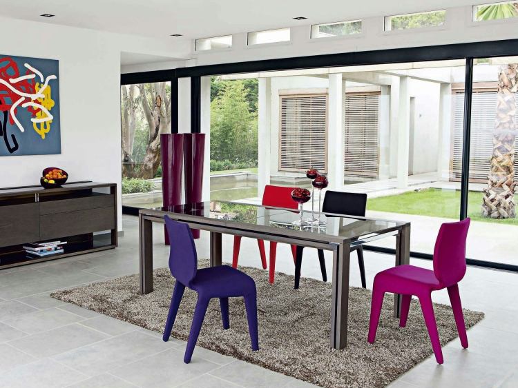 moderne-esszimmer-mobel-raumgestaltung-schwarz-grau-stuehle-violett-lila
