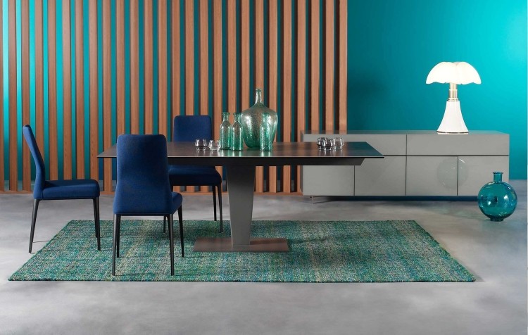 moderne-esszimmer-mobel-raumgestaltung-wandfarbe-tuerkis-blau-stuehle-polster-teppich-esstisch-edelstahl