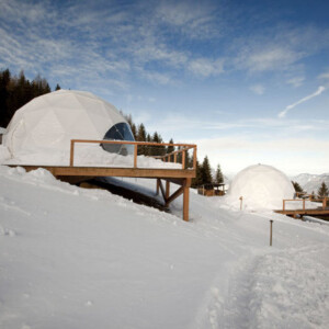 moderne kleine Hütten Alpen-Winterurlaub