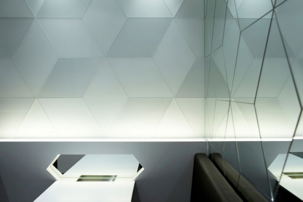 modernes cafe design geometrische figuren wandspiegel