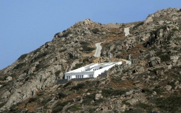 modernes ferienhaus am hang klippenküste griechenland