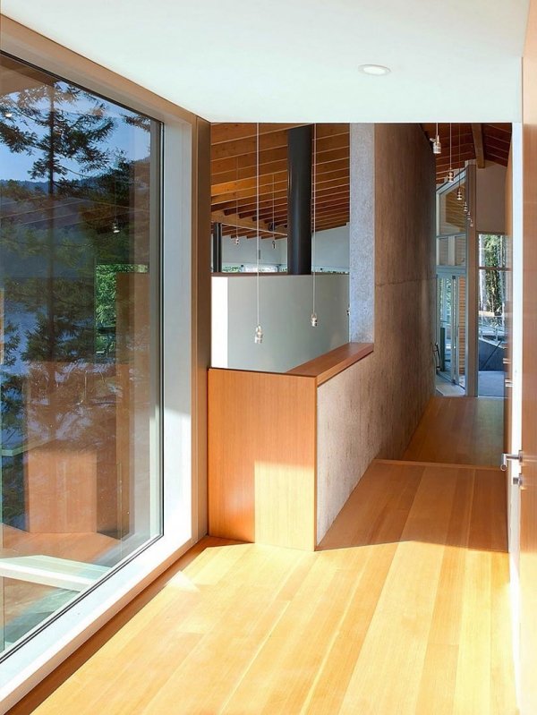 modernes ferienhaus im wald glasfenster holzboden