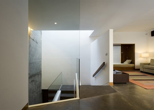 modernes reihenmittelhaus treppenhaus glaswand wohnbereich