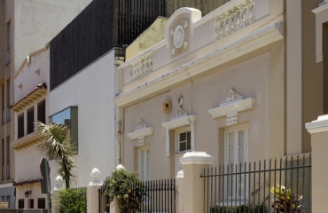 Kleine Hütte im Wald bezaubert mit rustikaler Einrichtung