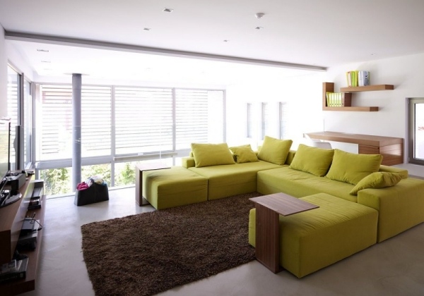 modernes wohnzimmer grünes modulares sofa holz beistelltische
