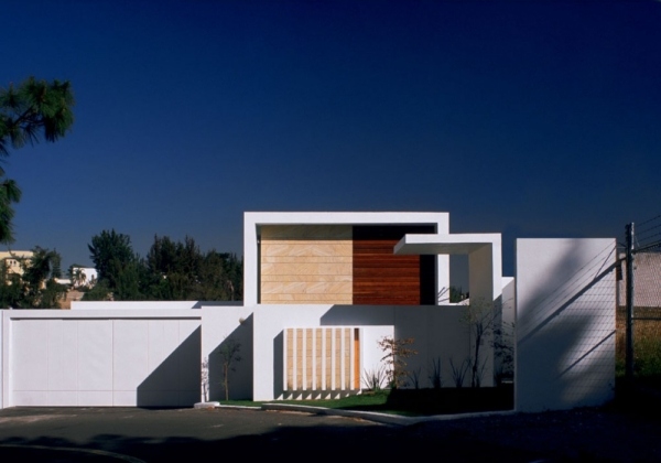 modernes würfelhaus mit geometrischen formen fassade