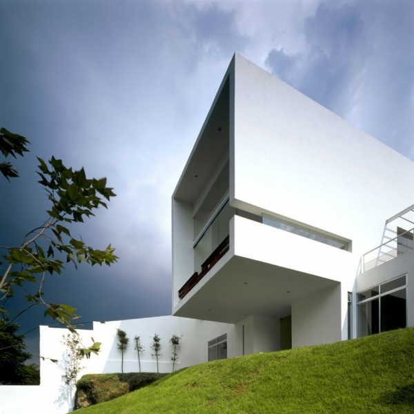 modernes würfelhaus mit geometrischen formen kubus