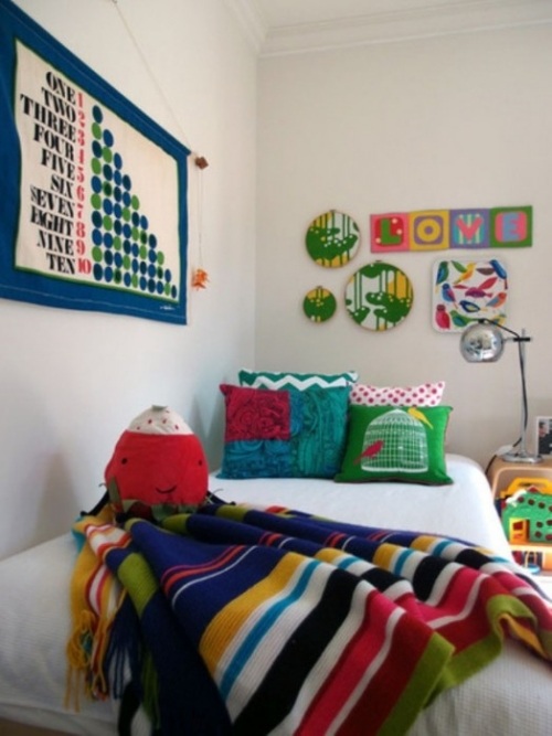 mädchenzimmer mit farbenfroher dekoration decke