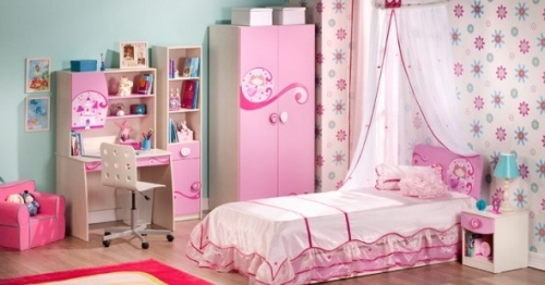 mädchenzimmer mit farbenfroher dekoration rosa