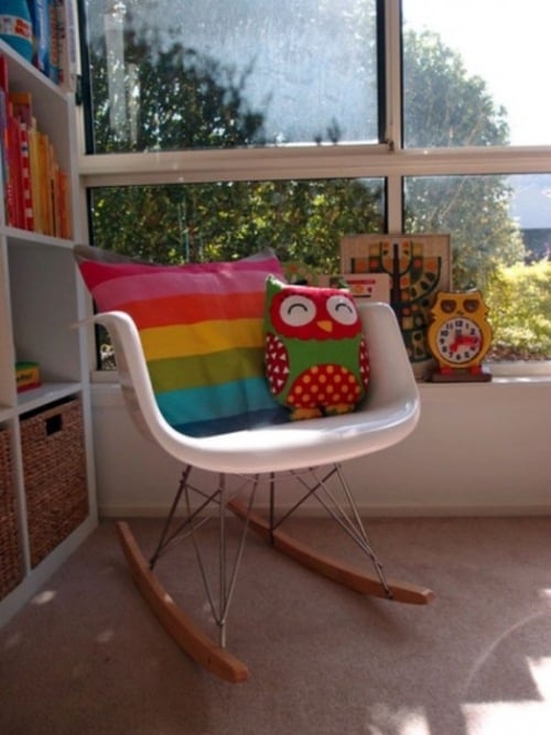 mädchen kinderzimmer mit farbenfroher dekoration stuhl