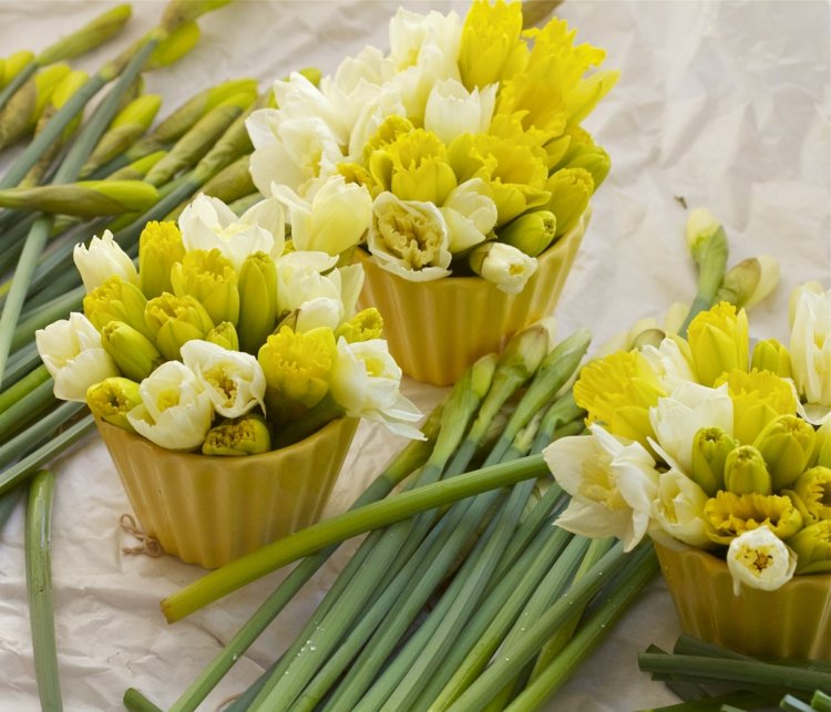 oster-deko-blumenarrangement-gelb-narzissen-tulpen